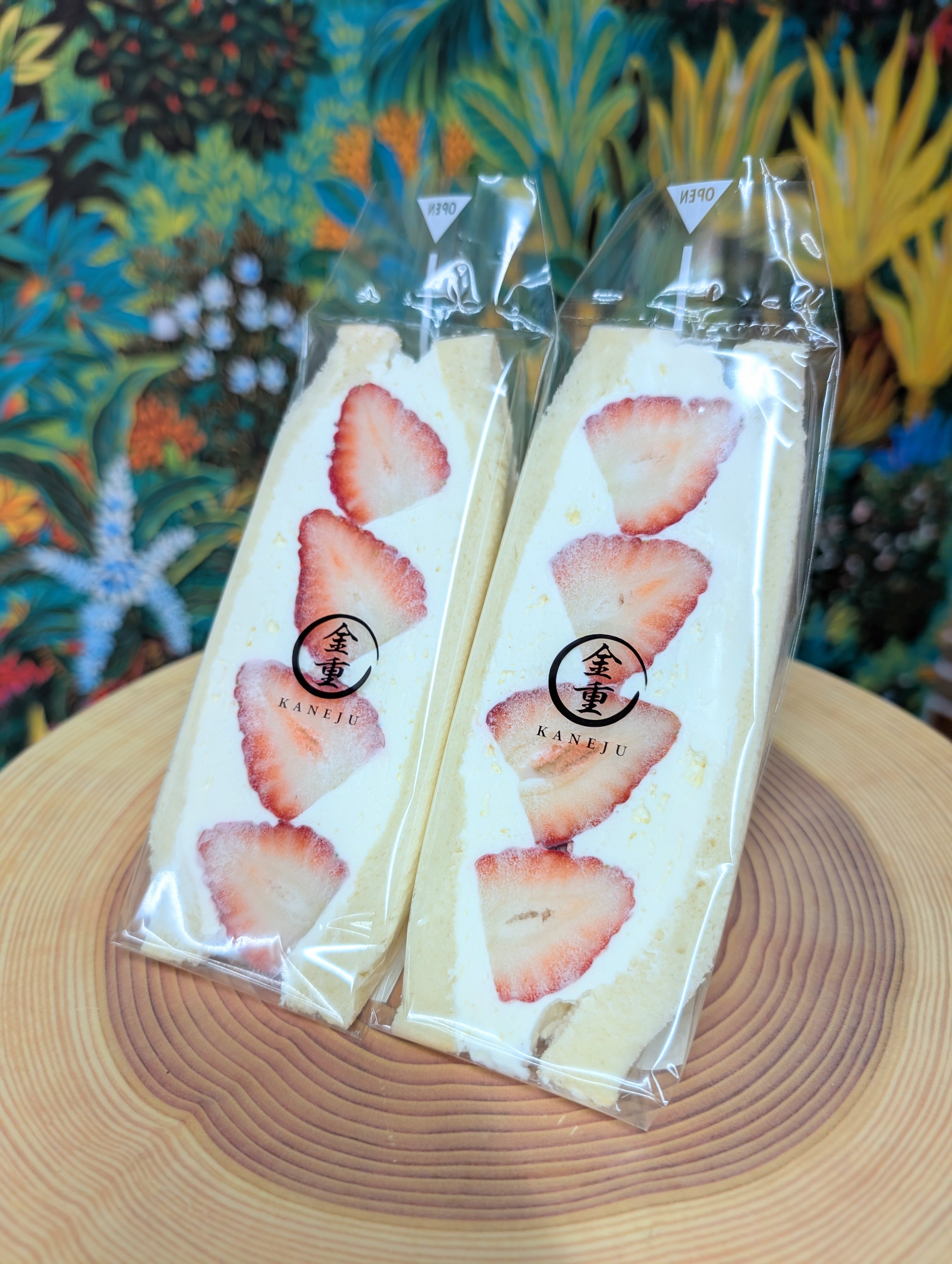 県育成品種のいちご「あまりん」を使ったサンドイッチの写真