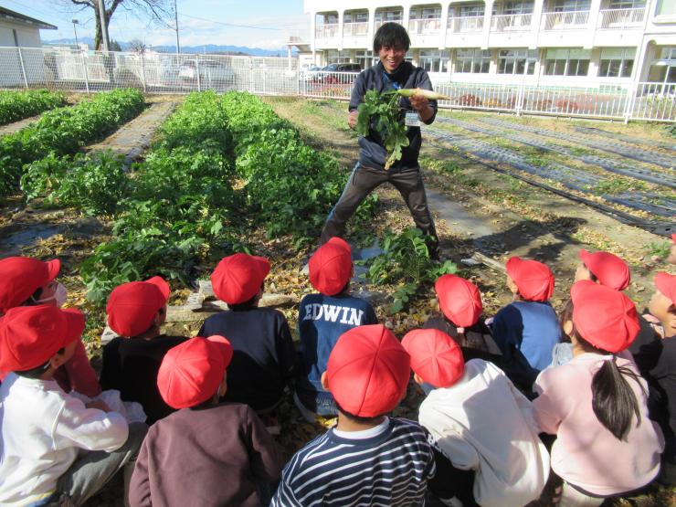 収穫方法を聞く児童