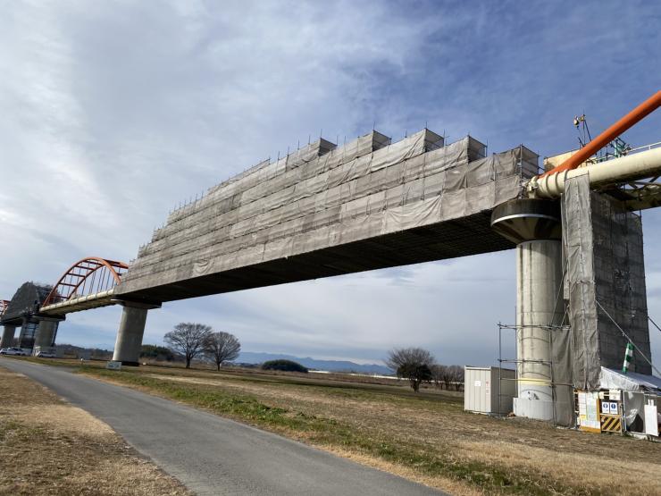 令和6年11月時点の工事の様子。水管橋に足場を設置。