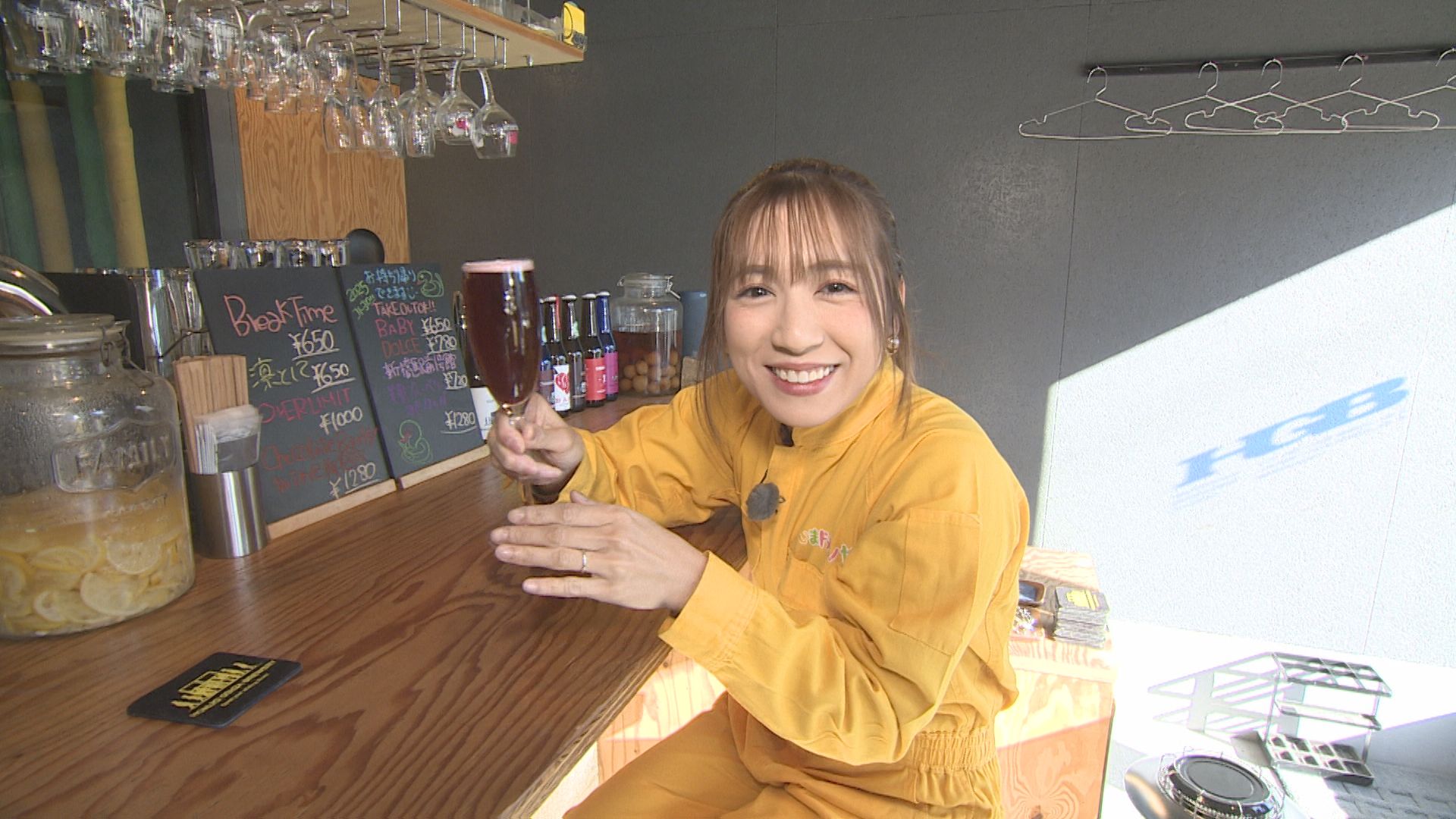 本庄銀座ブルワリーでビールを飲む才木玲佳の写真