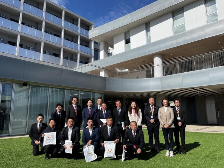 Aスクエア職員と委員の集合写真