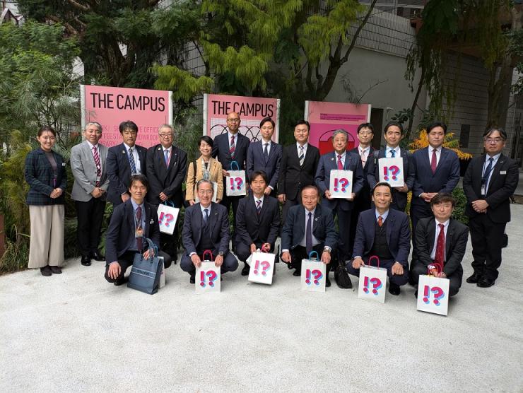 コクヨの職員と委員との集合写真