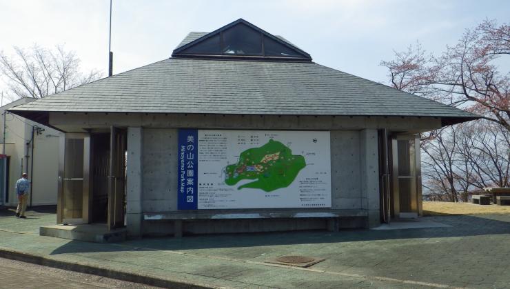 コンクリート造りのインフォメーションセンター外観