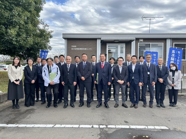 茨城県高次脳機能障害支援センターで委員とスタッフの集合写真
