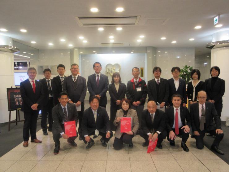 アイリスオーヤマ社内で委員とスタッフの集合写真