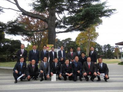 千葉公園で大和リース職員と委員の集合写真