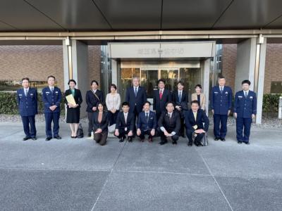 埼玉県警察学校前で委員と職員が集合している