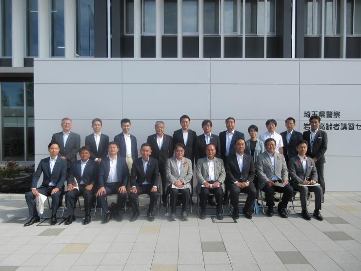 岩槻高齢者講習センター前で職員と委員が集合している