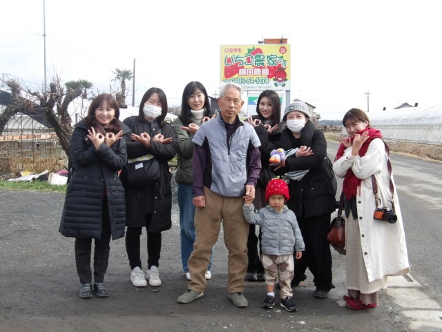 横田農園訪問最後に横田取締役と仲良く集合写真を撮るわっしょい大使