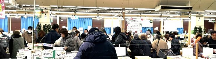 朝一番に直売所の平台に並べられた吉見町産いちご