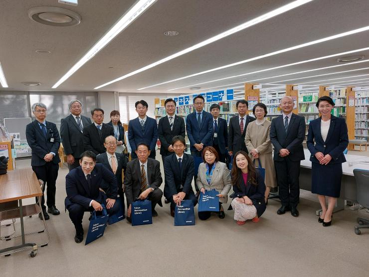 東京都立中央図書館内で職員と委員が集合している