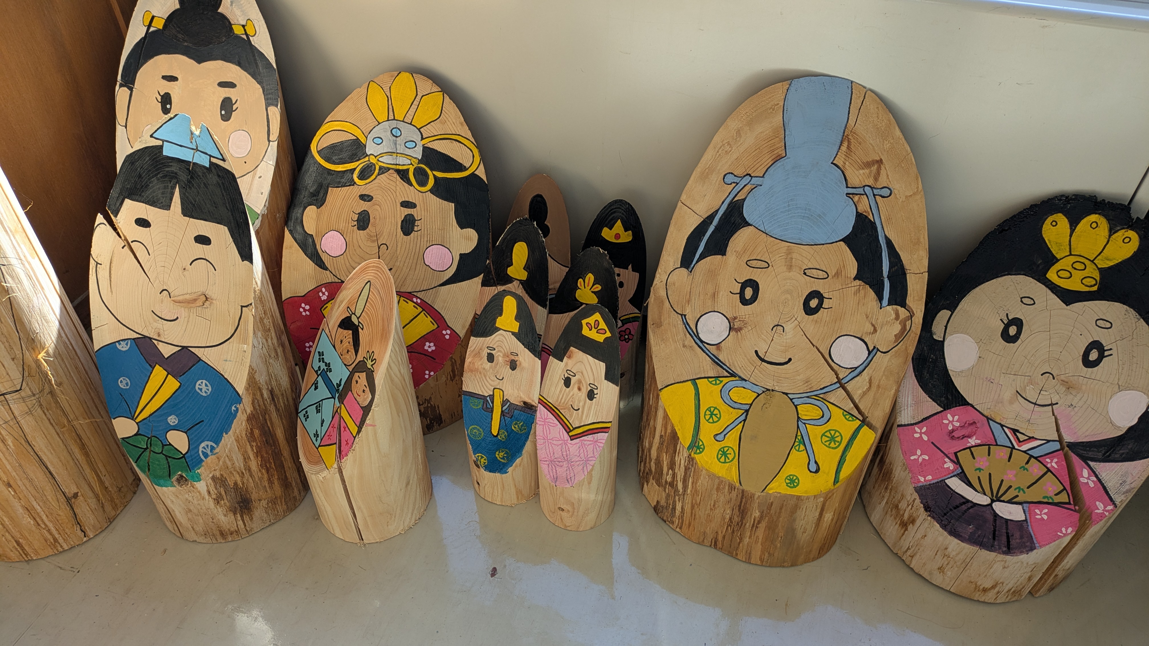 飯能市の丸太雛が飾られている様子