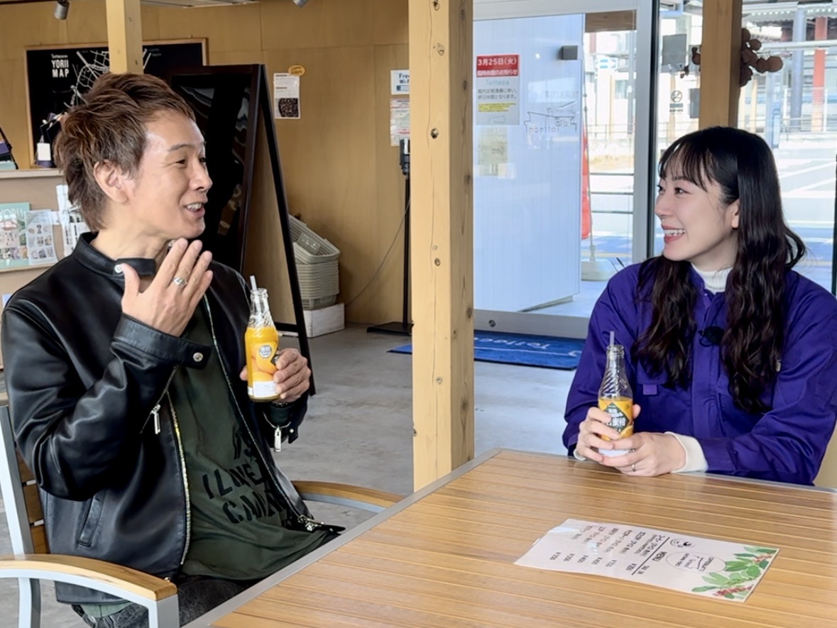 地元産みかんジュースを飲む馬場俊英と松井咲子