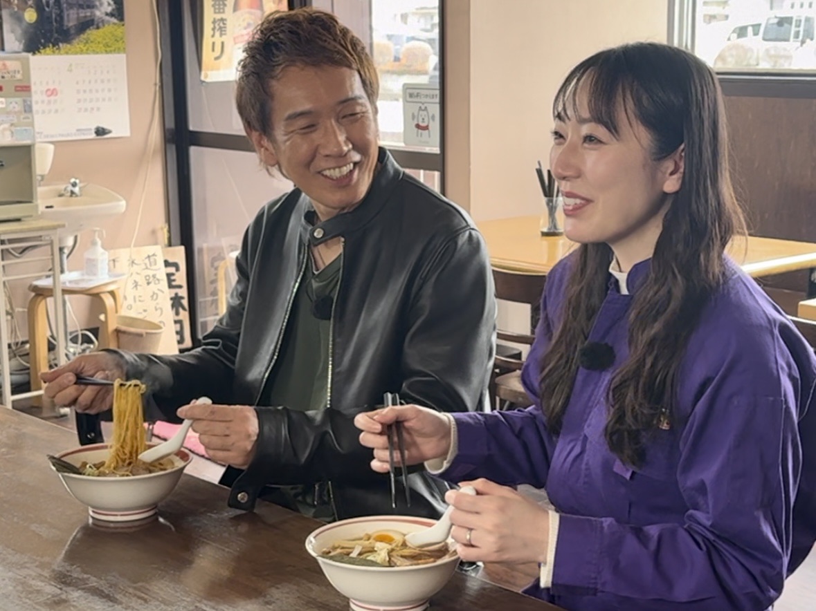 ラーメンを食べる馬場俊英と松井咲子