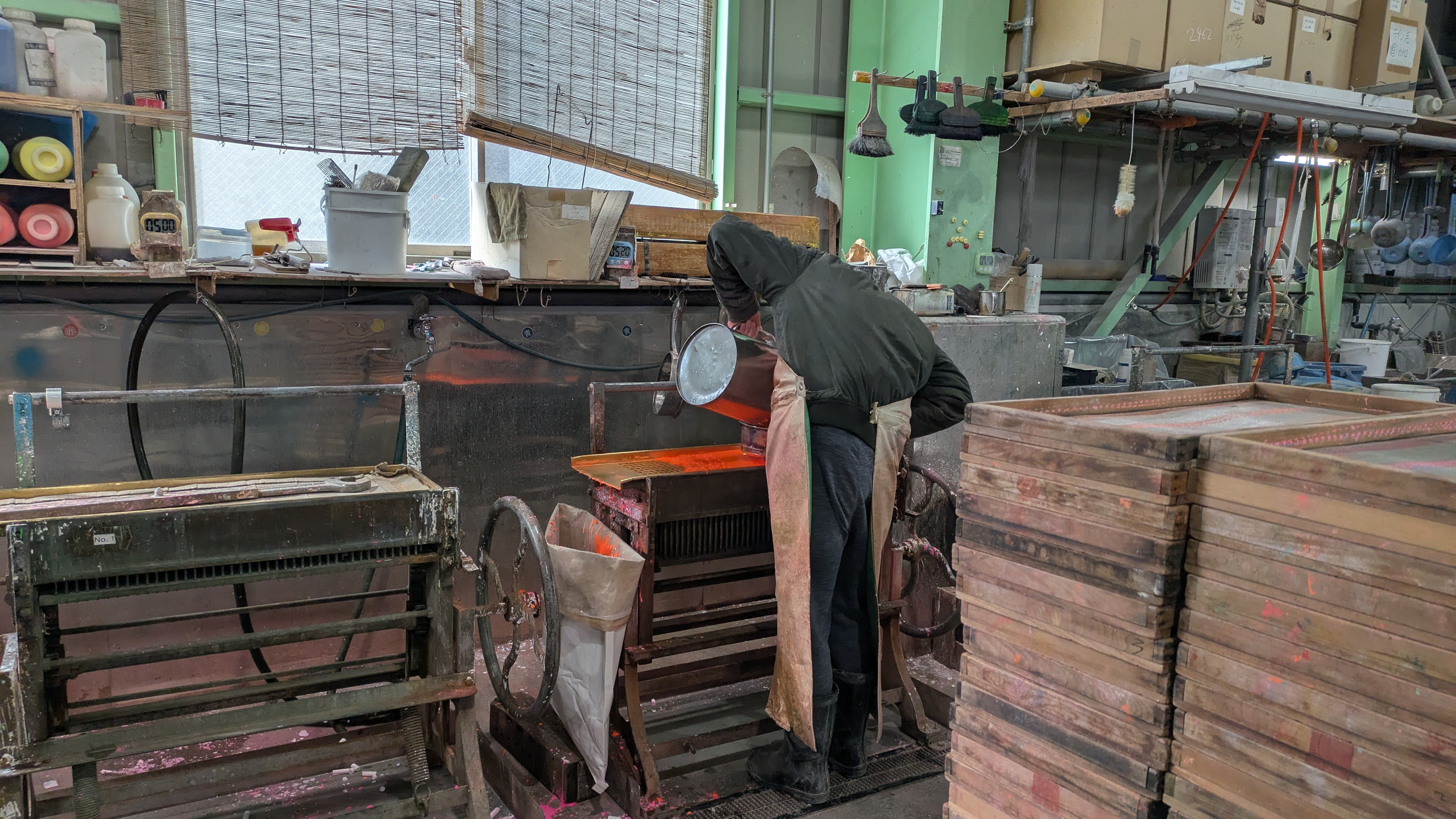 職人がチョークを作っている様子