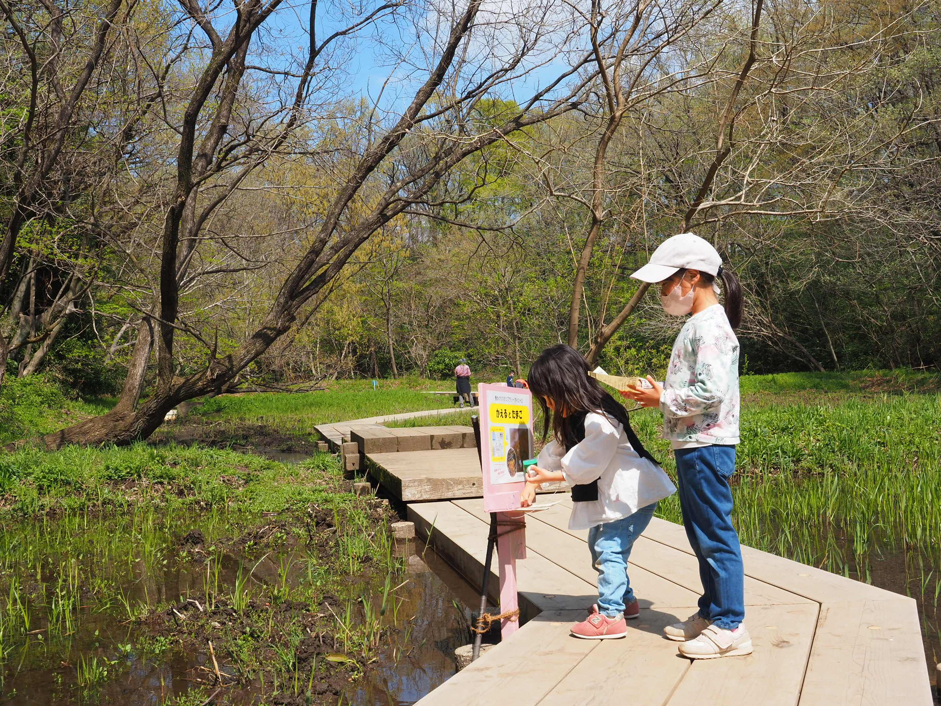 春めぐりスタンプラリーを楽しむ子供たち