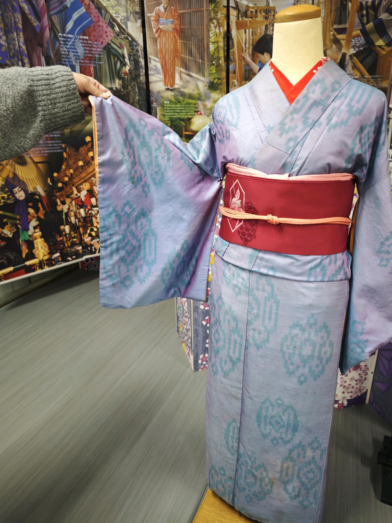 マネキンに秩父銘仙を着せている様子