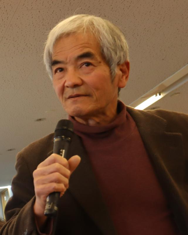 鳩山町のあんずについて説明する小鷹組合長