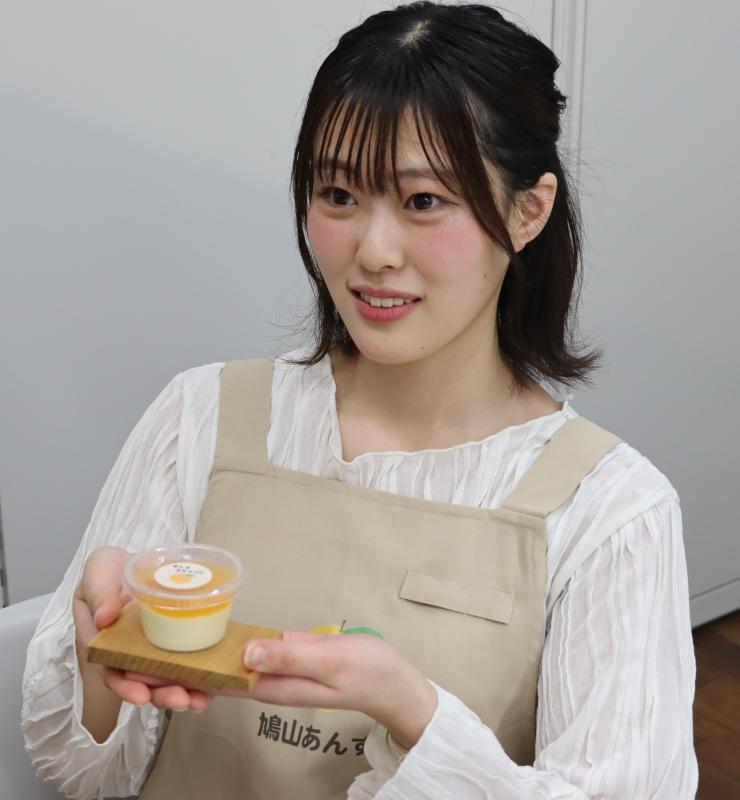 あんず豆乳プリンを紹介する髙見澤さん