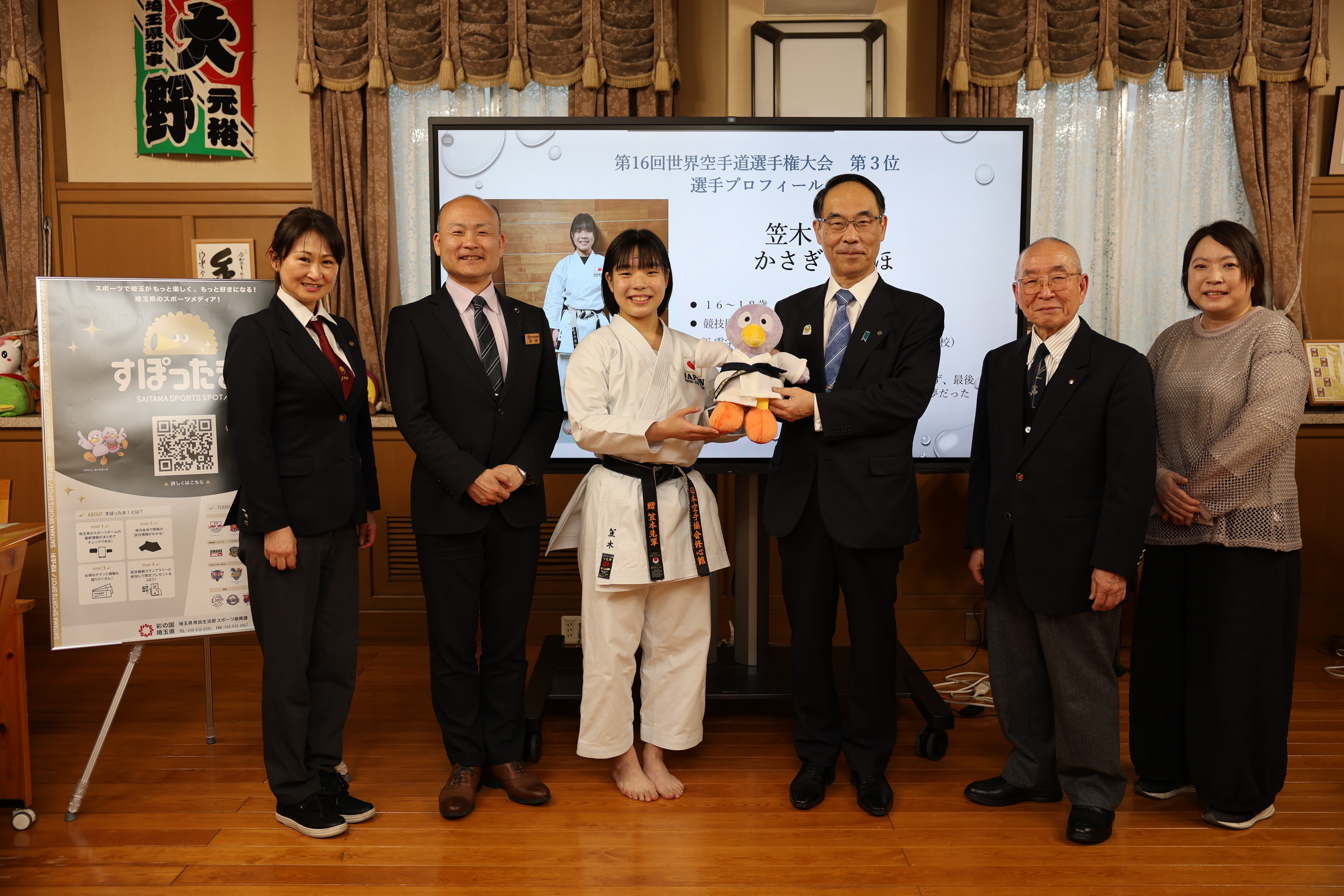 表敬訪問で訪問者と記念写真を撮る知事の写真