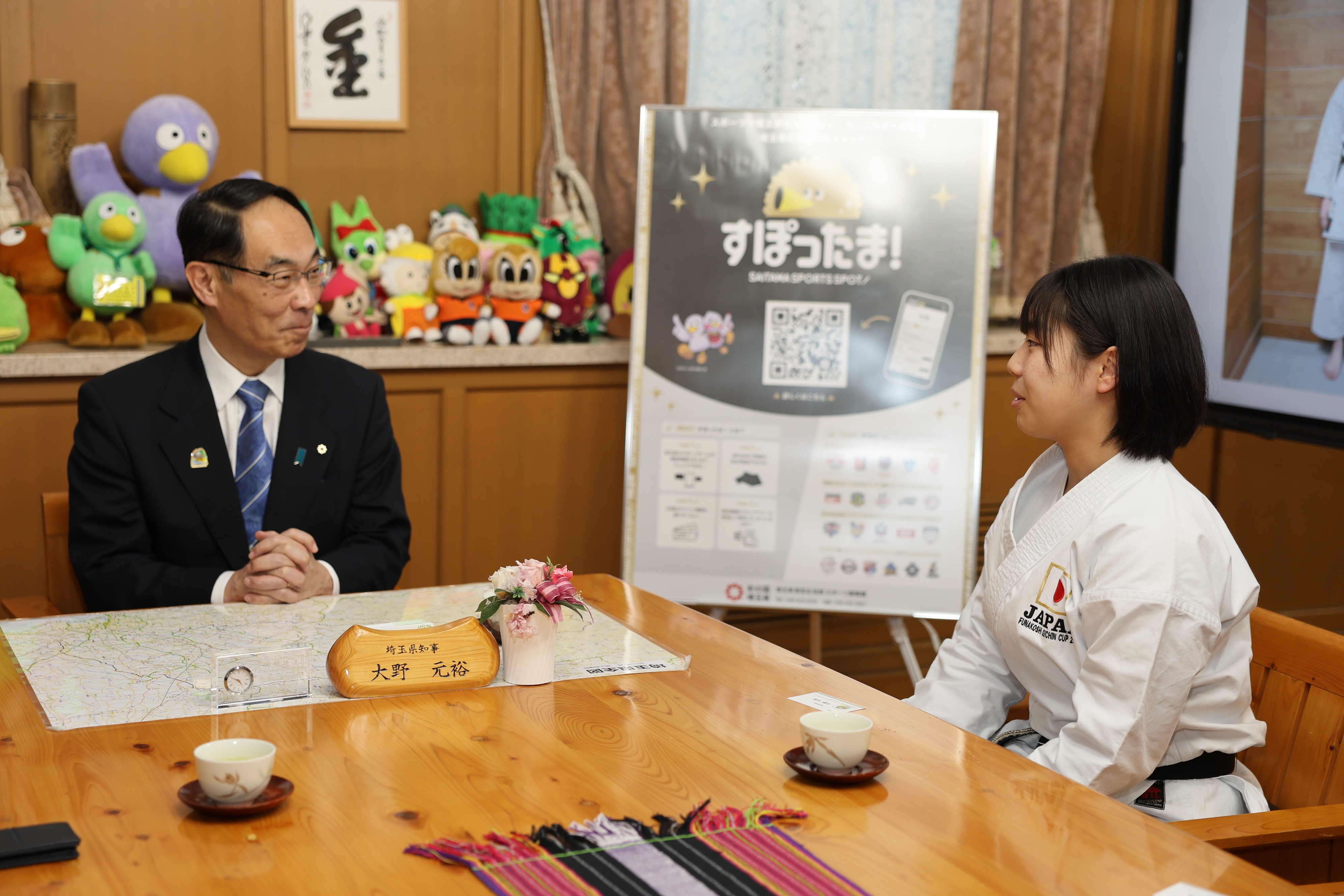 表敬訪問で訪問者と歓談する知事の写真