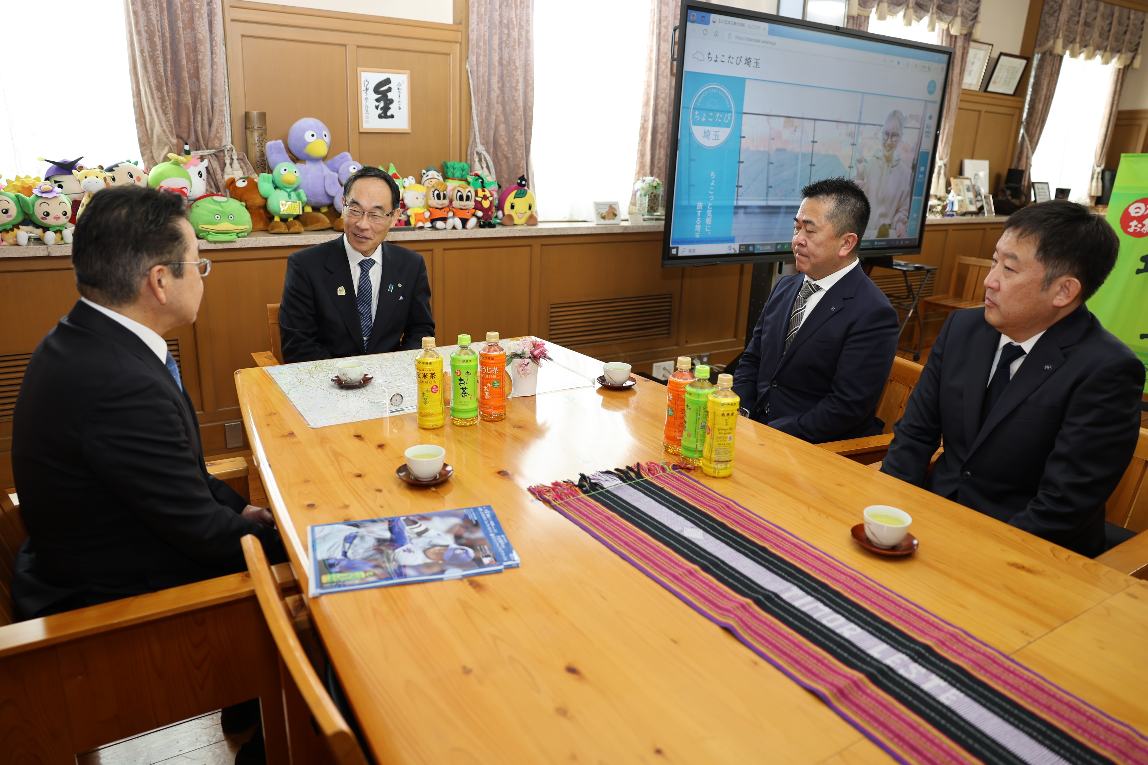 感謝状贈呈式で表彰者と歓談する知事の写真