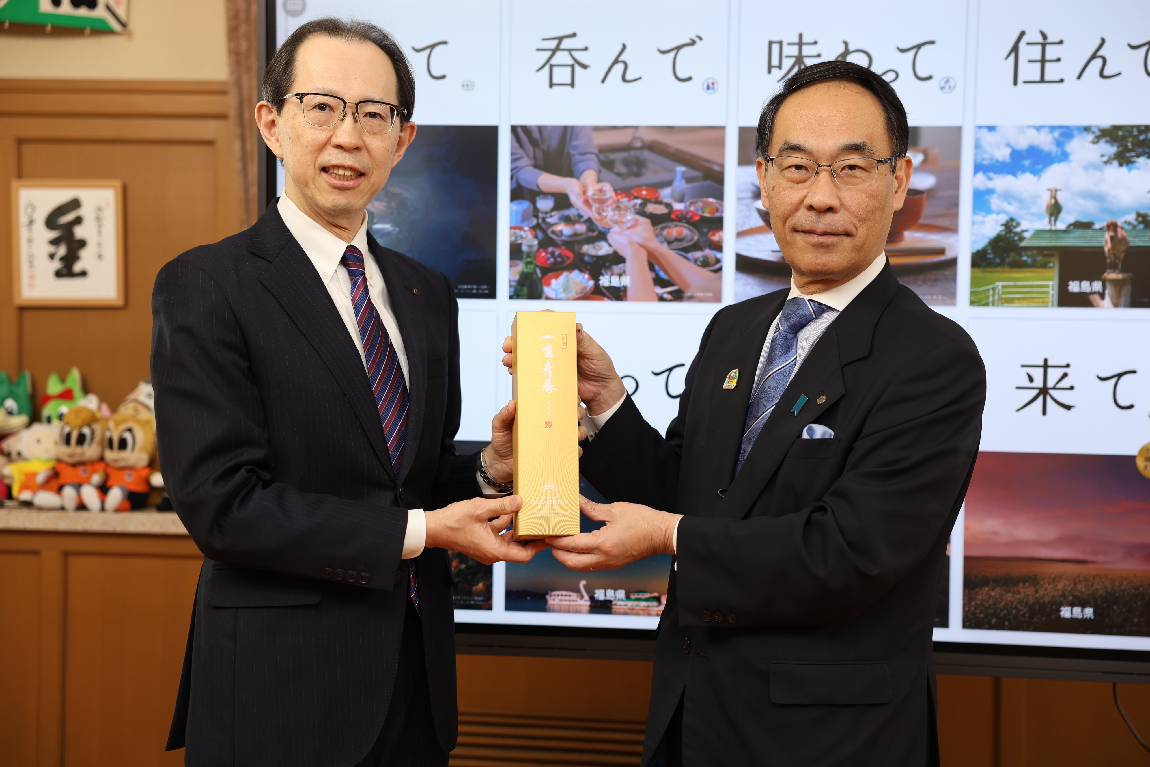 表敬訪問で訪問者と記念写真を撮る知事の写真
