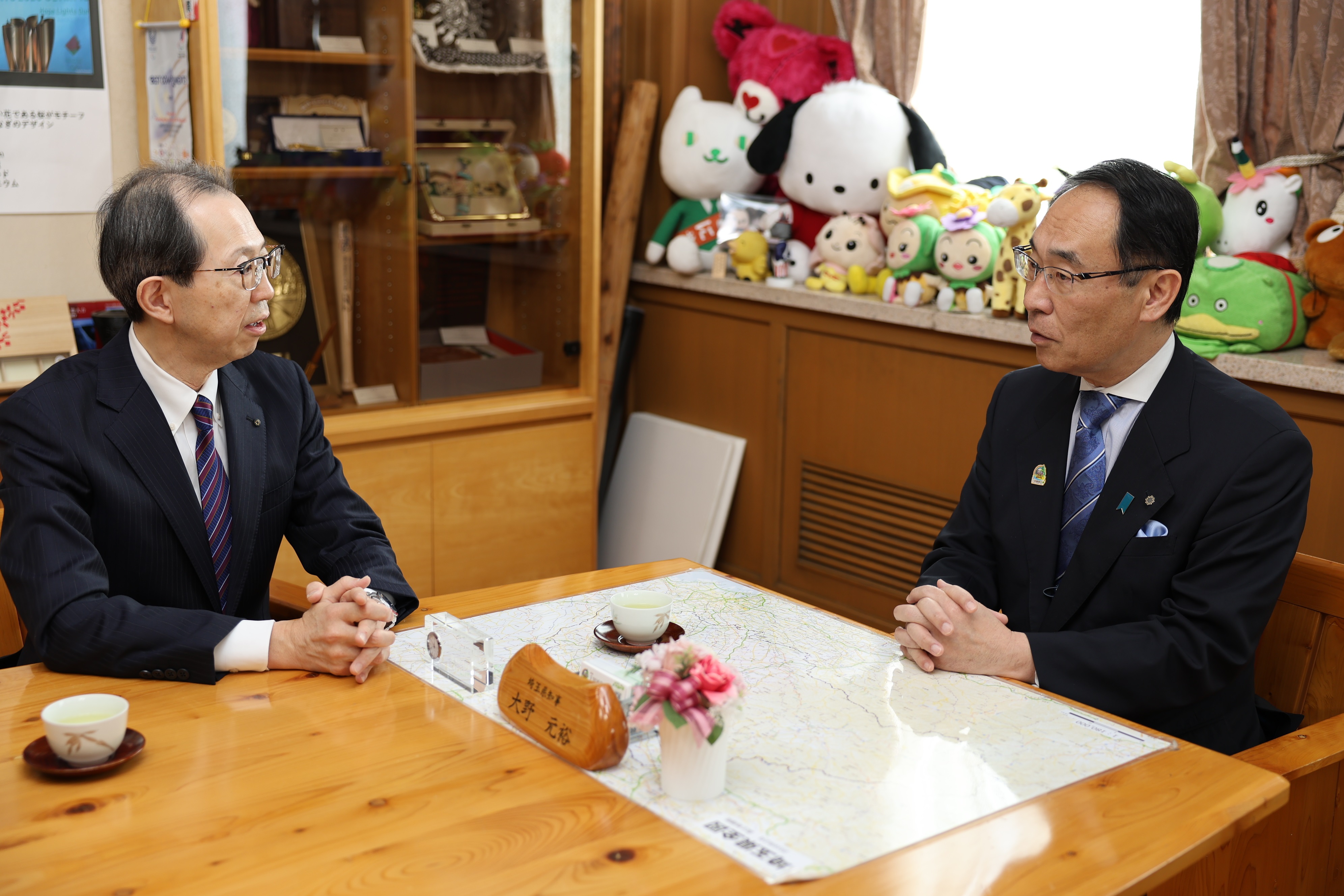 表敬訪問で訪問者と会談する知事の写真