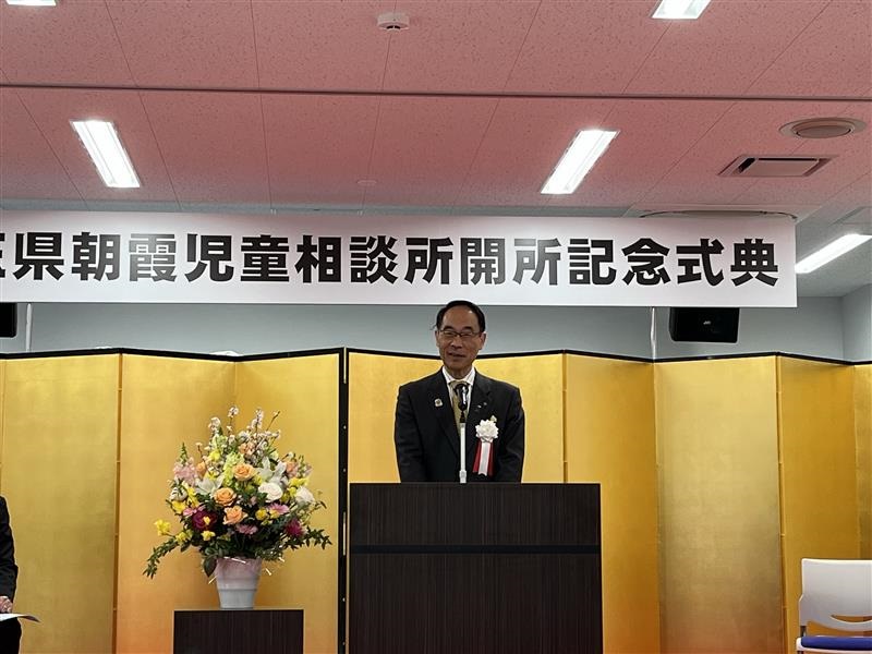 記念式典でと挨拶をする知事の写真