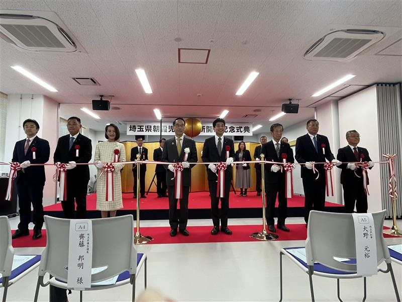 記念式典で関係者らとテープを切る知事の写真