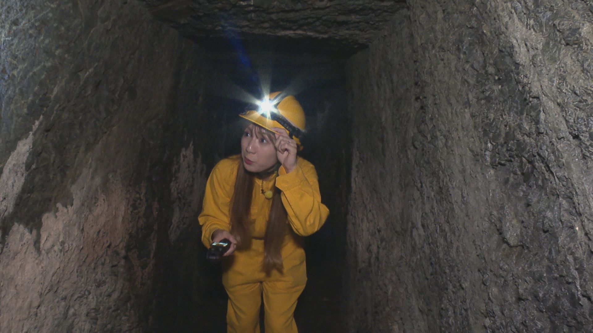 和同遺跡の坑道で才木玲佳が探検している様子