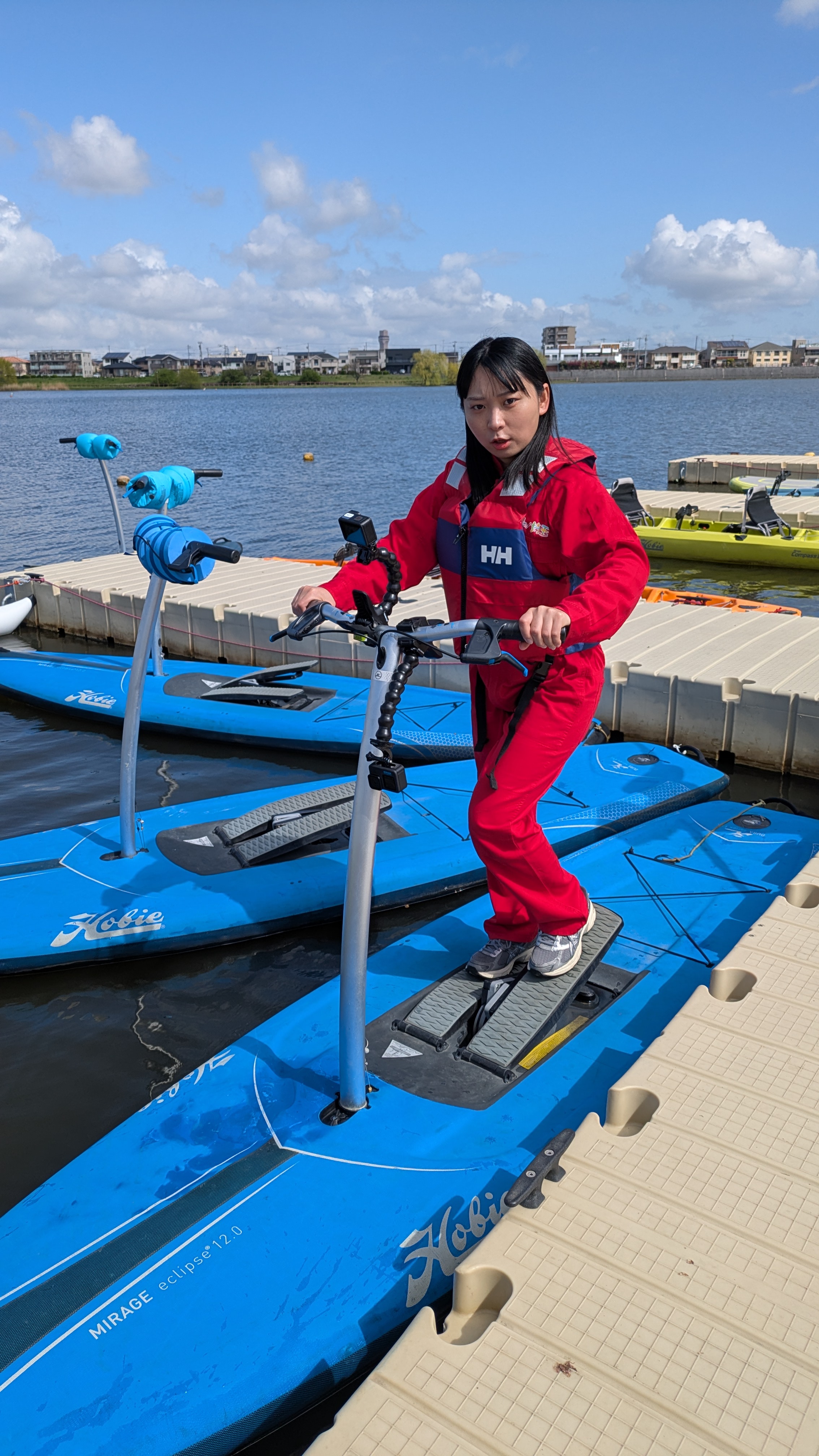 アンゴラ村長がサクラレイクでボートに乗る様子