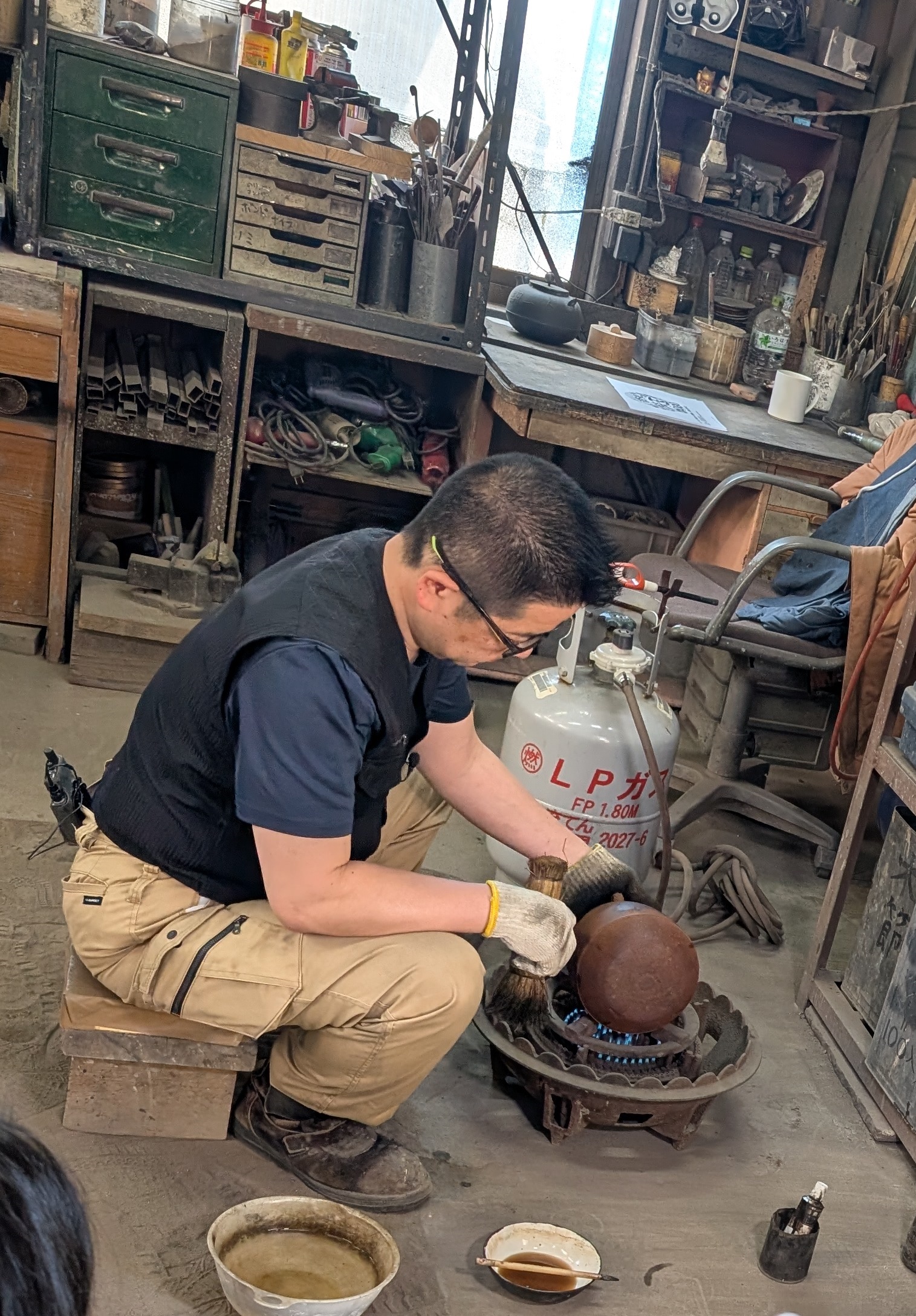 釜師長野新さんの作業風景
