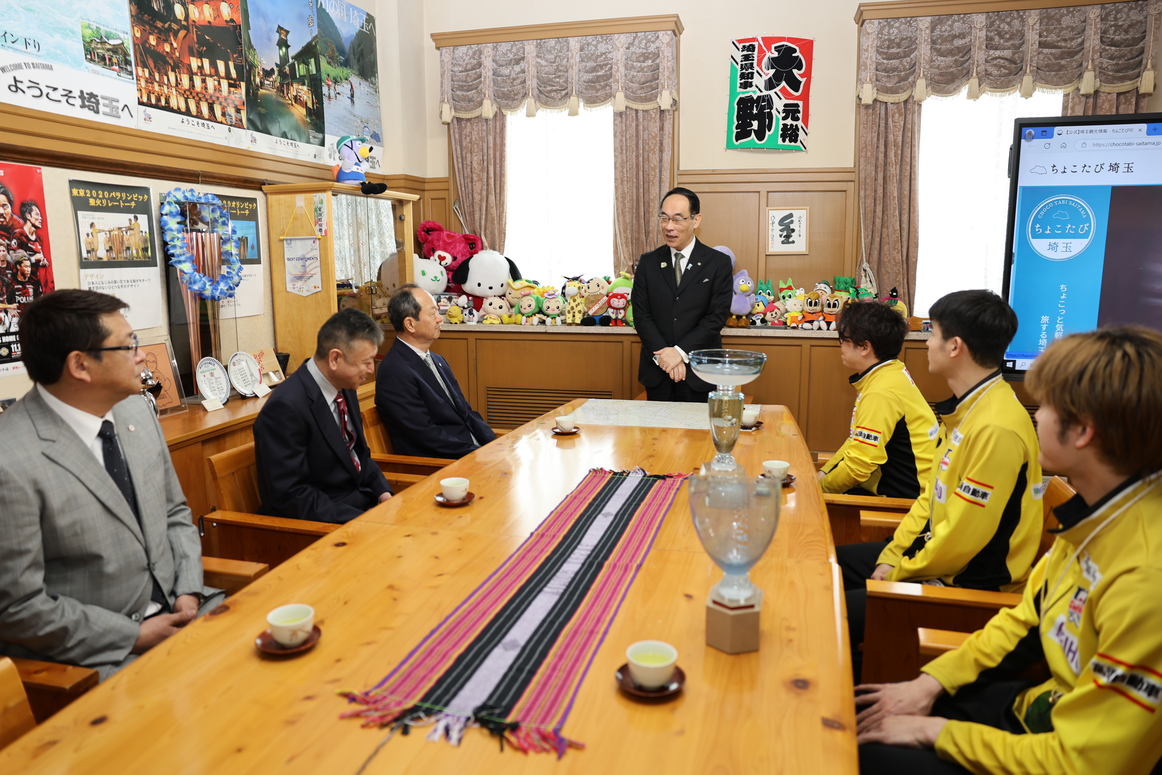 表敬訪問で訪問者らと歓談する知事の写真