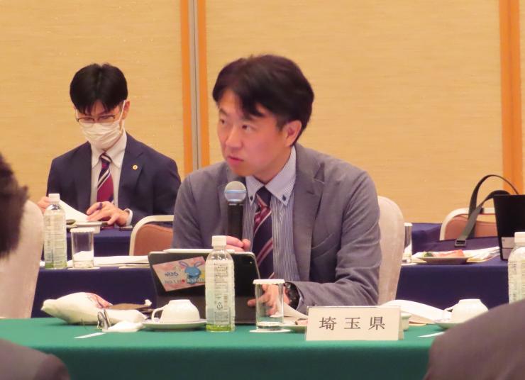 説明を行う白土幸仁議長