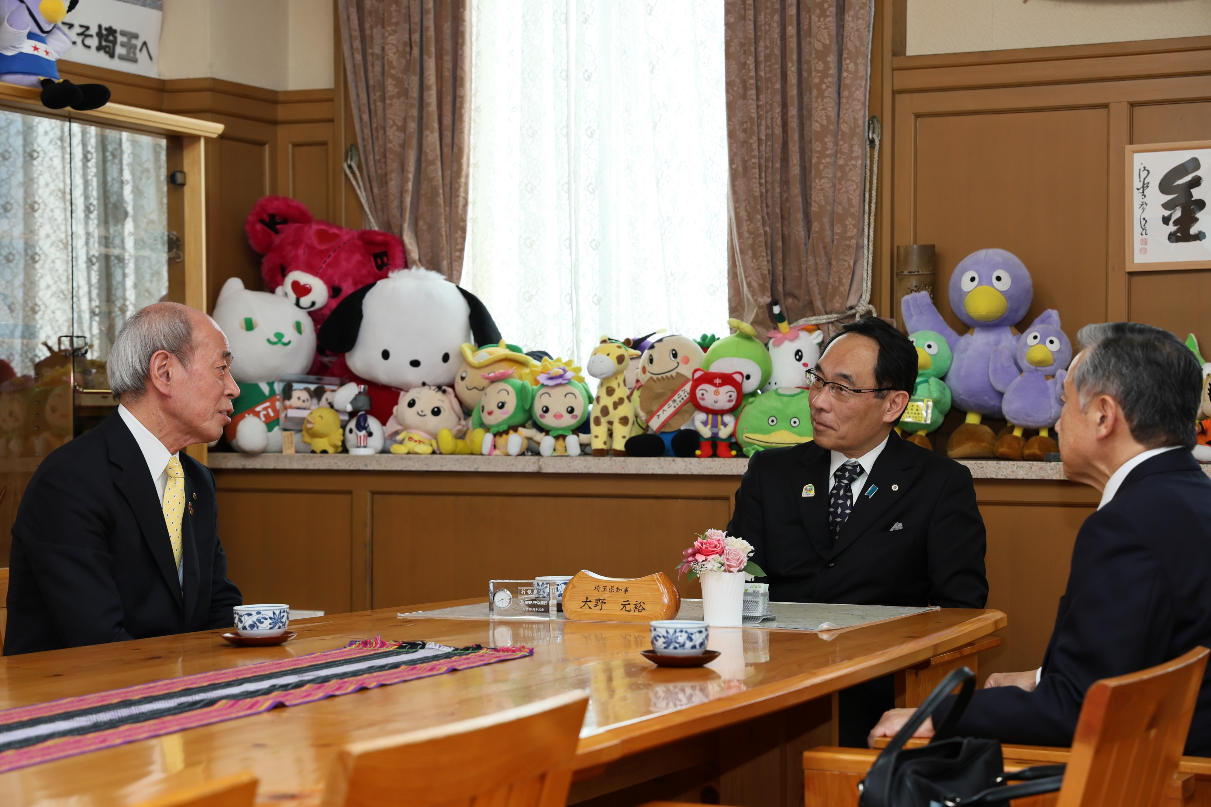 表敬訪問で訪問者と歓談する知事の写真