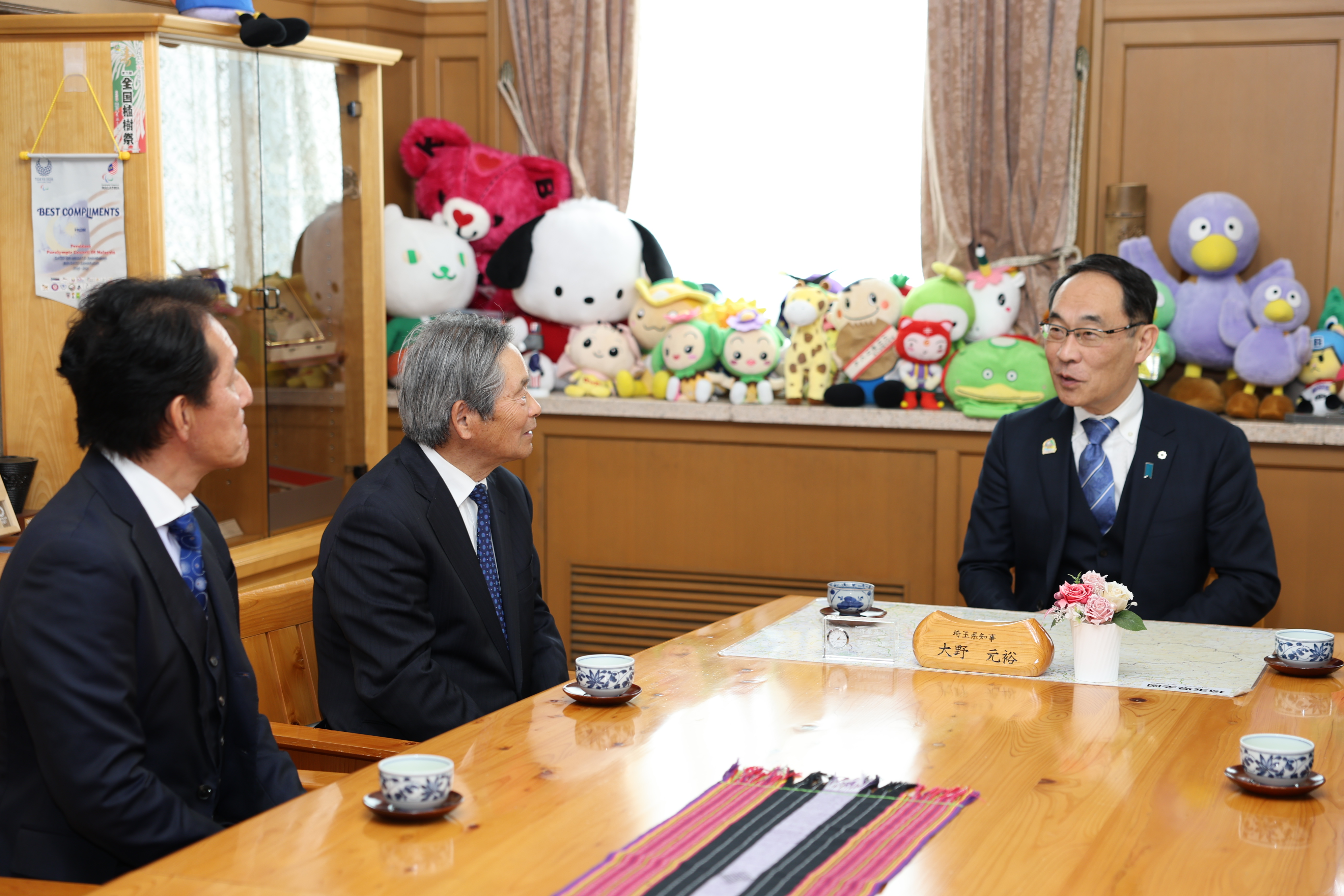 感謝状贈呈式で訪問者と歓談する知事の写真
