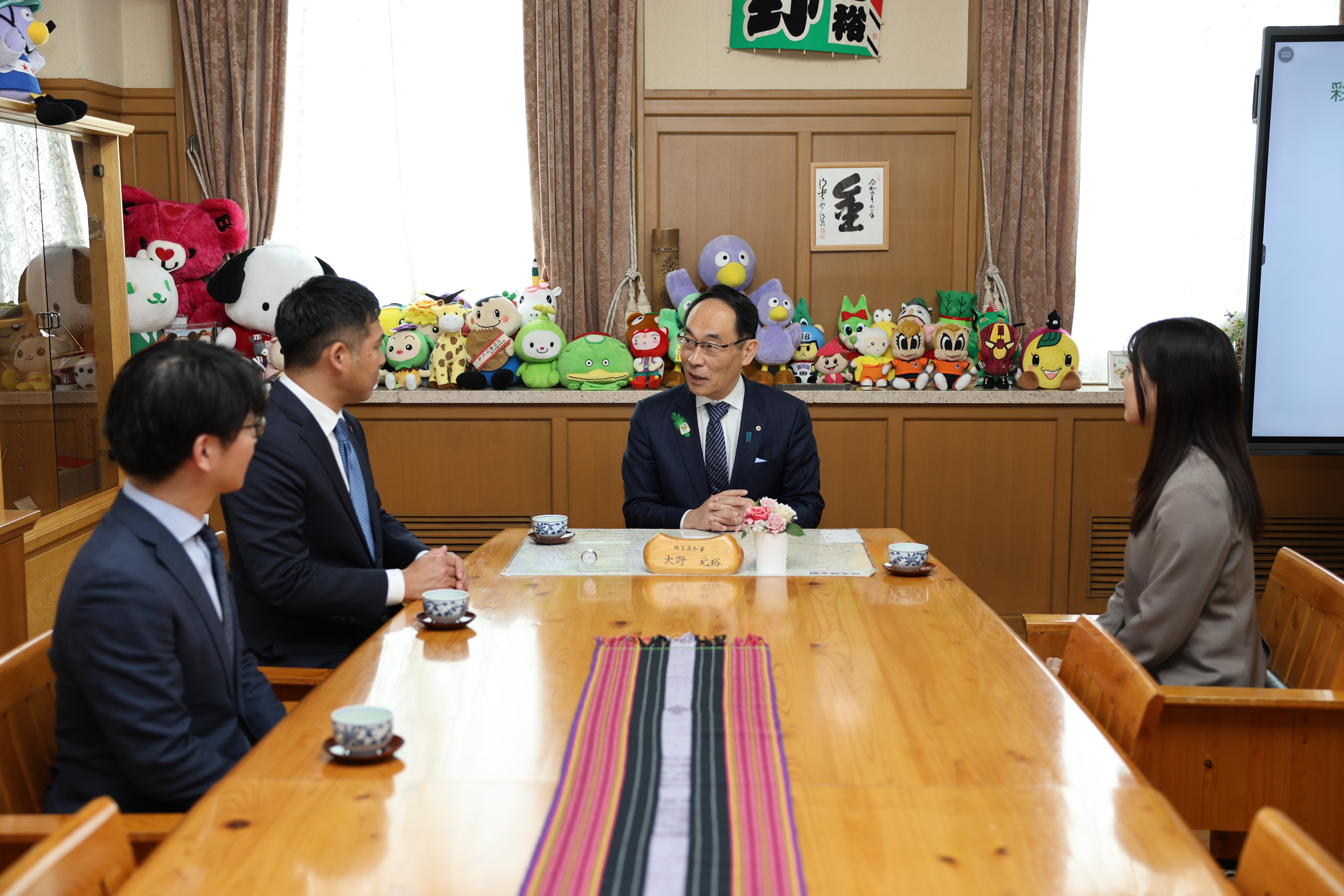 締結式で訪問者と歓談する知事の写真