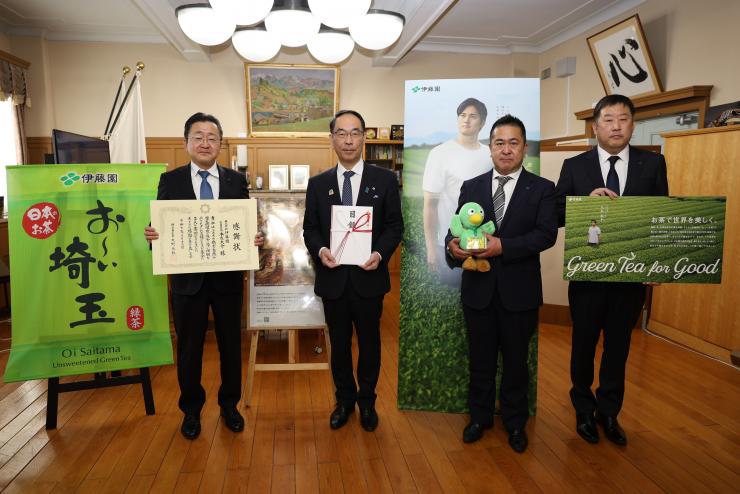 感謝状贈呈式で訪問者と記念写真を撮る知事の写真