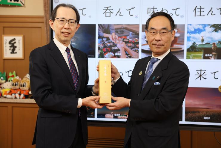 表敬訪問で訪問者と記念写真を撮る知事の写真