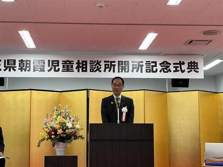 開所記念式典で挨拶をする知事の写真