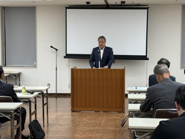 あいさつを述べる飯塚副議長