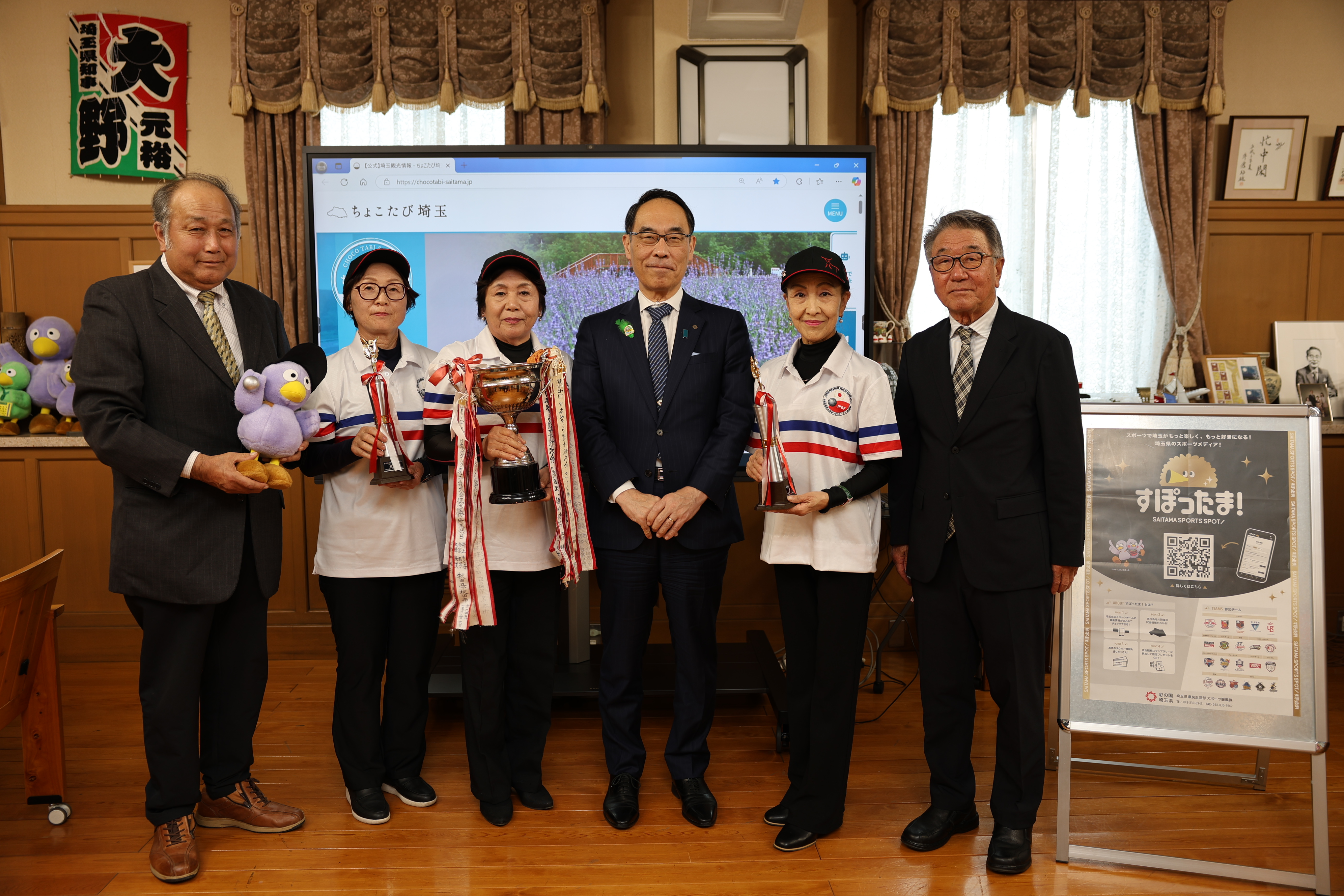 表敬訪問で訪問者と記念写真を撮る知事の写真