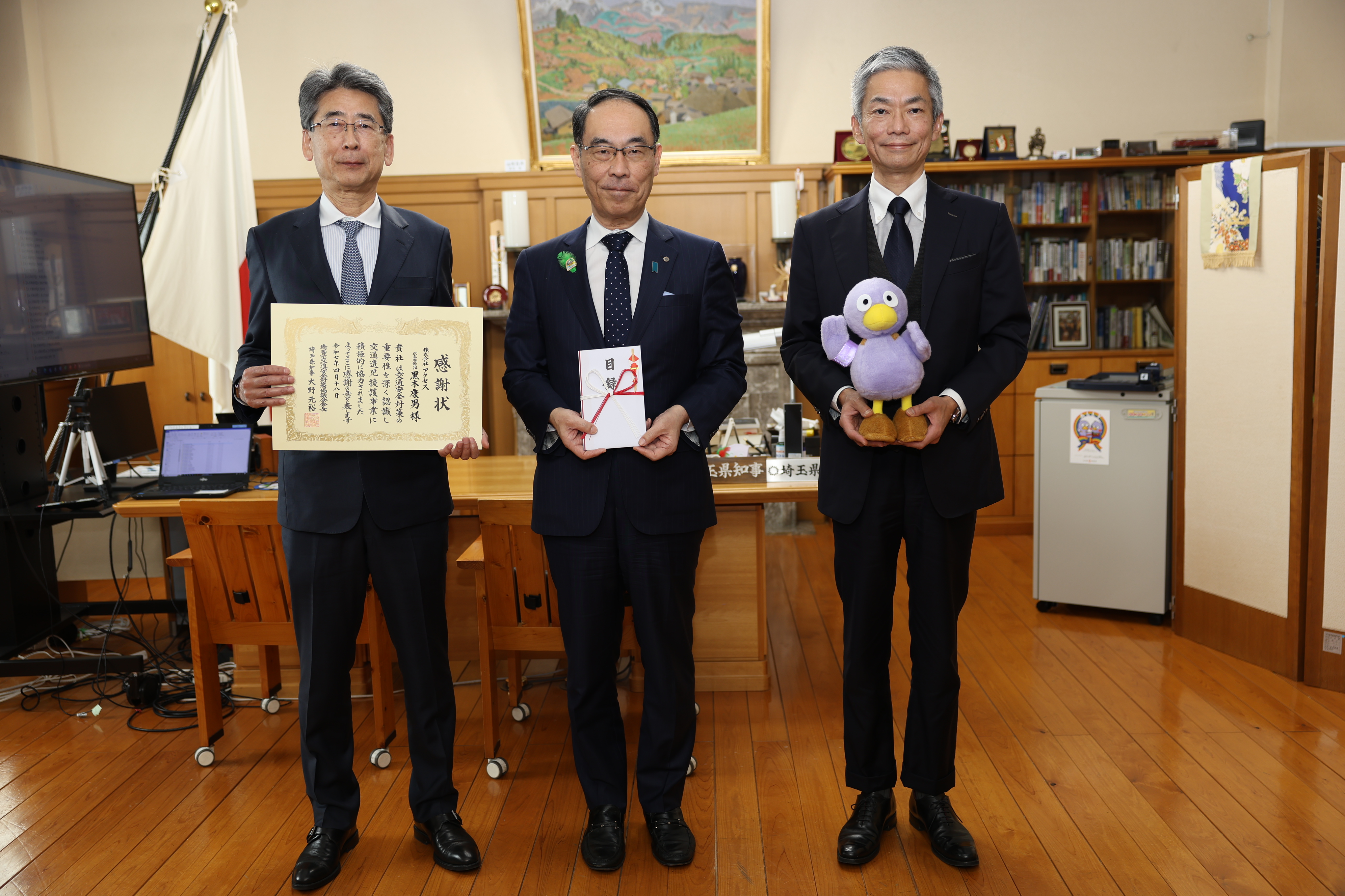 感謝状贈呈式で訪問者と記念撮影をする知事の写真