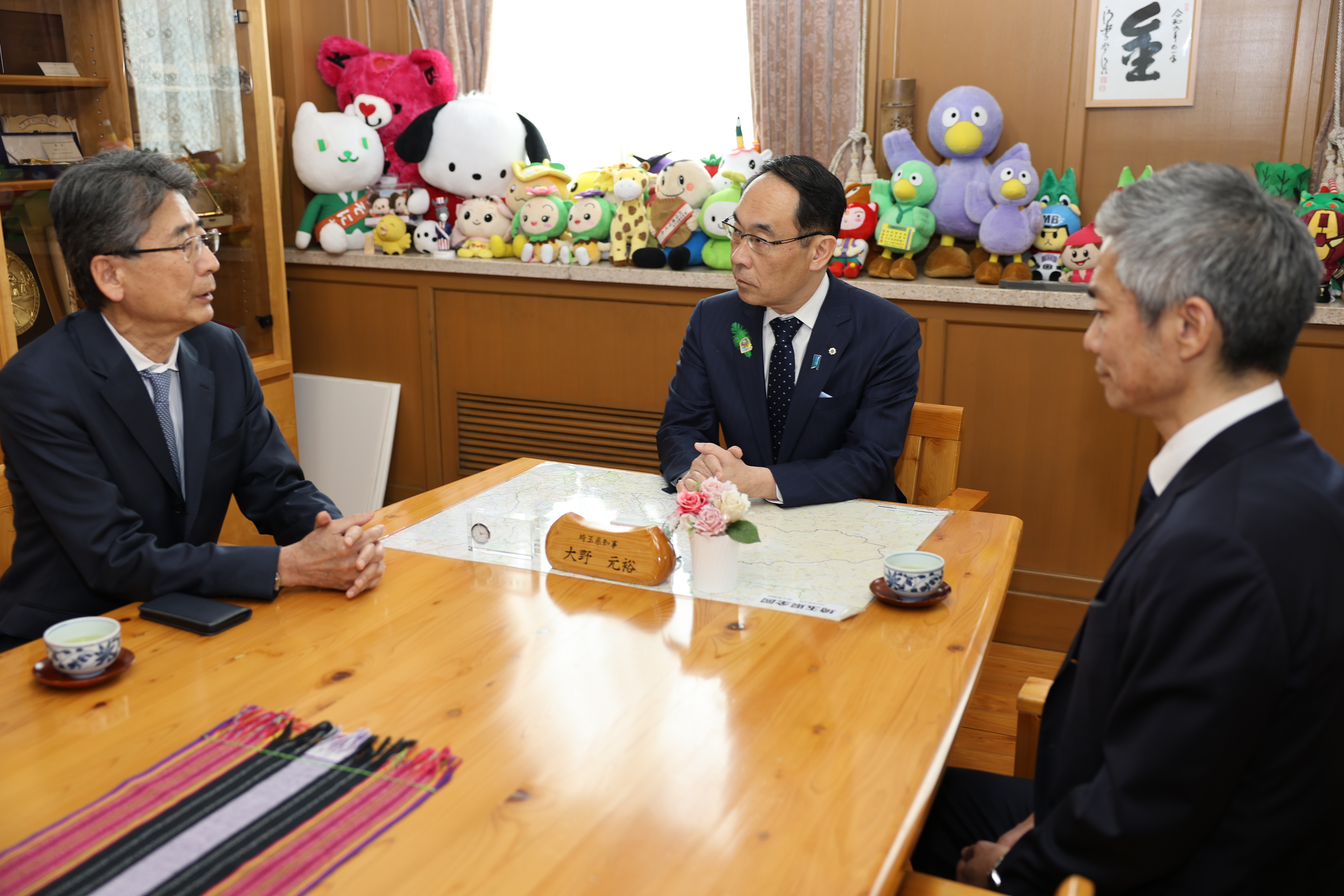 感謝状贈呈式で訪問者と歓談をする知事の写真