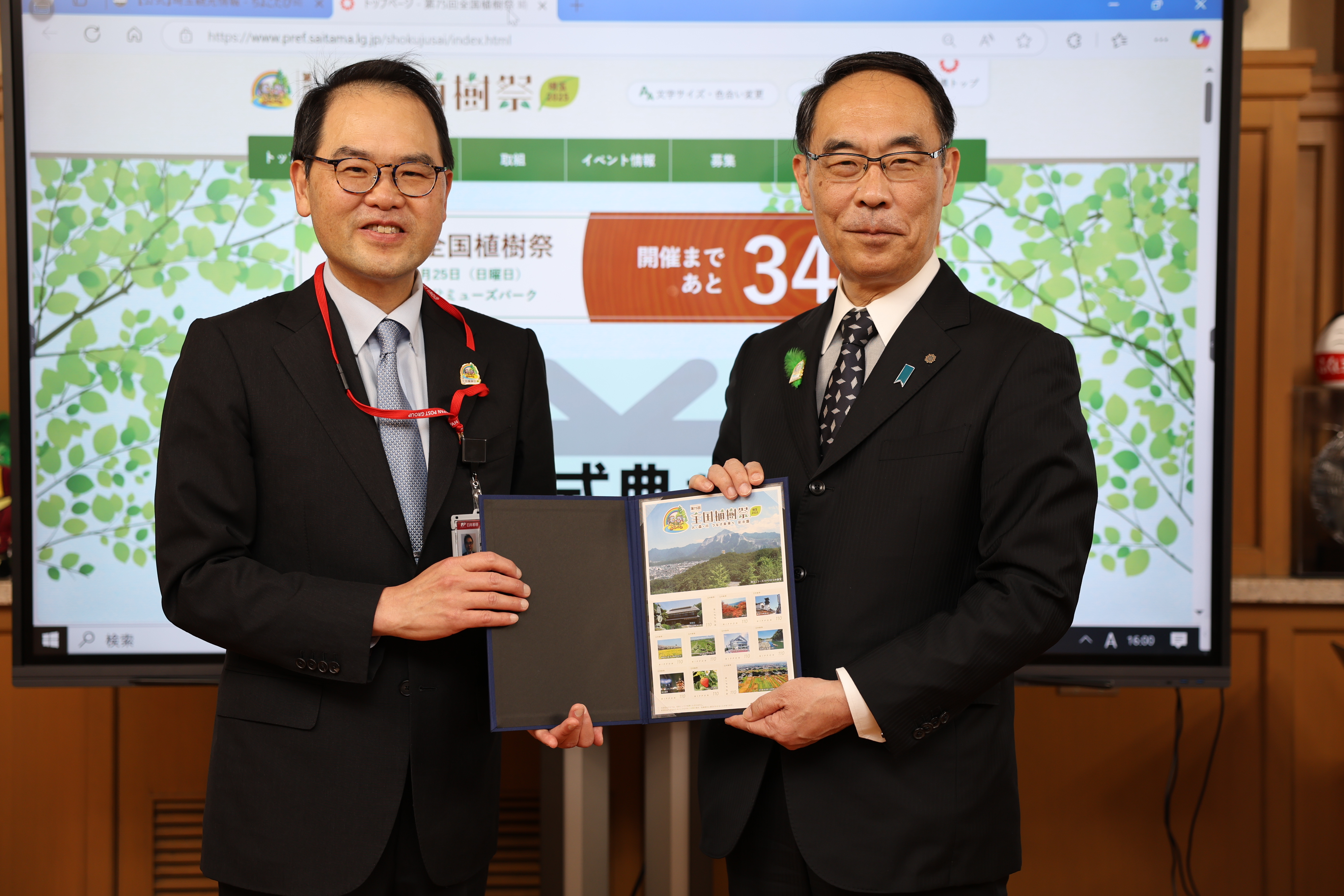 贈呈式で訪問者と記念撮影をする知事の写真