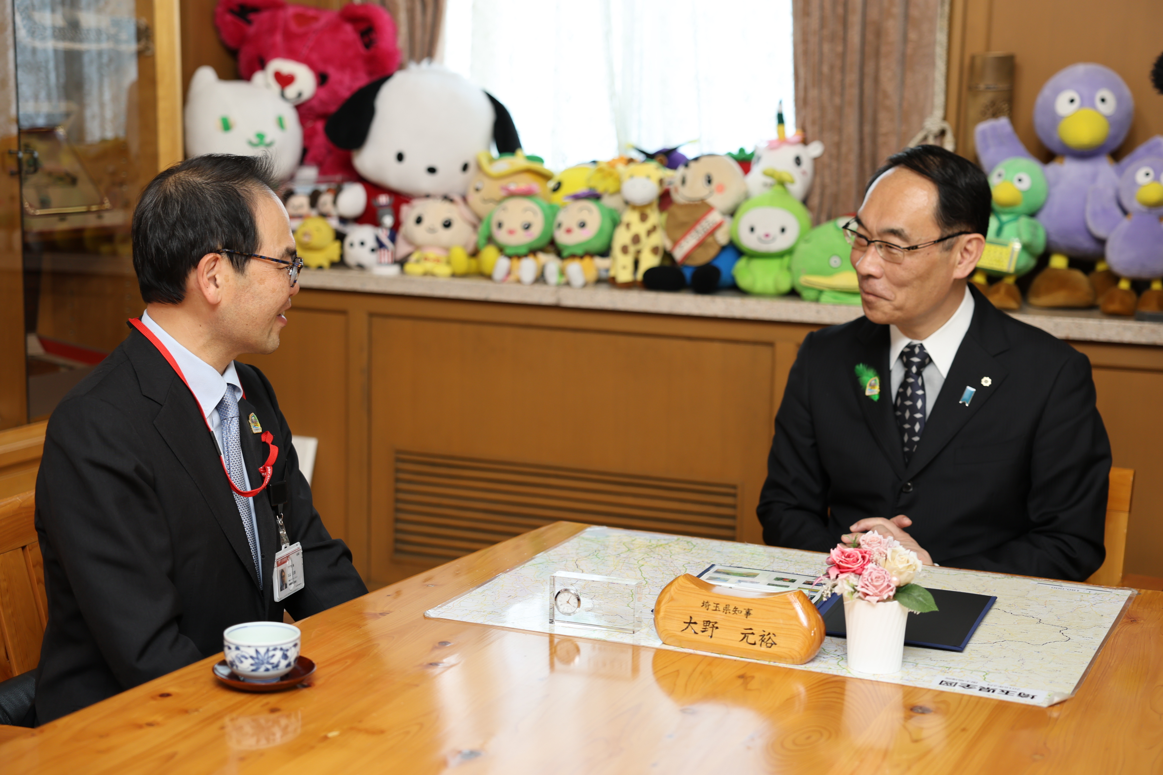 贈呈式で訪問者と歓談をする知事の写真