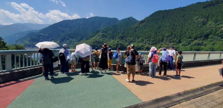 ダム天端見学の様子