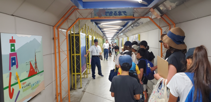 ダム内見学の様子