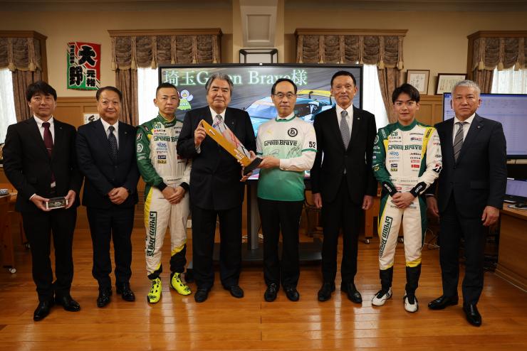 表敬訪問で訪問者と記念写真を撮る知事の写真